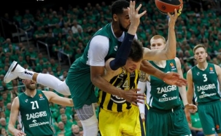 "Barceloną" paliks Daviesas, jį Šaro kompanijoje keis čekas Vesely