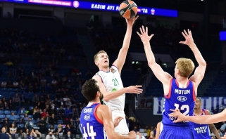 "Unicaja" paliko be pergalių "Anadolu Efes" klubą su naudingai žaidusiu B.Motumu