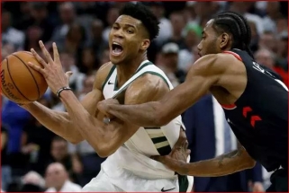 Į vieną krepšį: Milvokyje dominavę "Bucks" nepaliko jokių vilčių "Raptors"