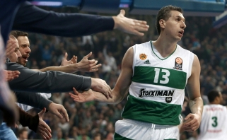 Legenda pagerbta: D.Diamantidžio marškinėliai pakilo į "Panathinaikos" arenos palubes