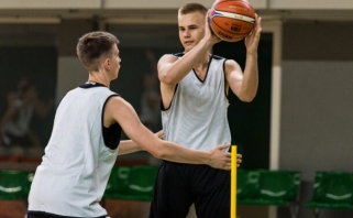 Šešiolikmečių rinktinės ruošiasi tarptautiniam turnyrui, viena dvikova - per TV